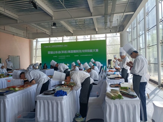 泰安市饭店烹饪协会赴聊城莘县考察食材供应链及参加首届果蔬雕刻冷拼技能竞赛