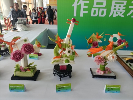 泰安市饭店烹饪协会赴聊城莘县考察食材供应链及参加首届果蔬雕刻冷拼技能竞赛