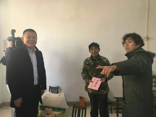 泰安市餐饮娱乐业商会在保障贫困群众“过暖冬”“过好年”的走访慰问活动